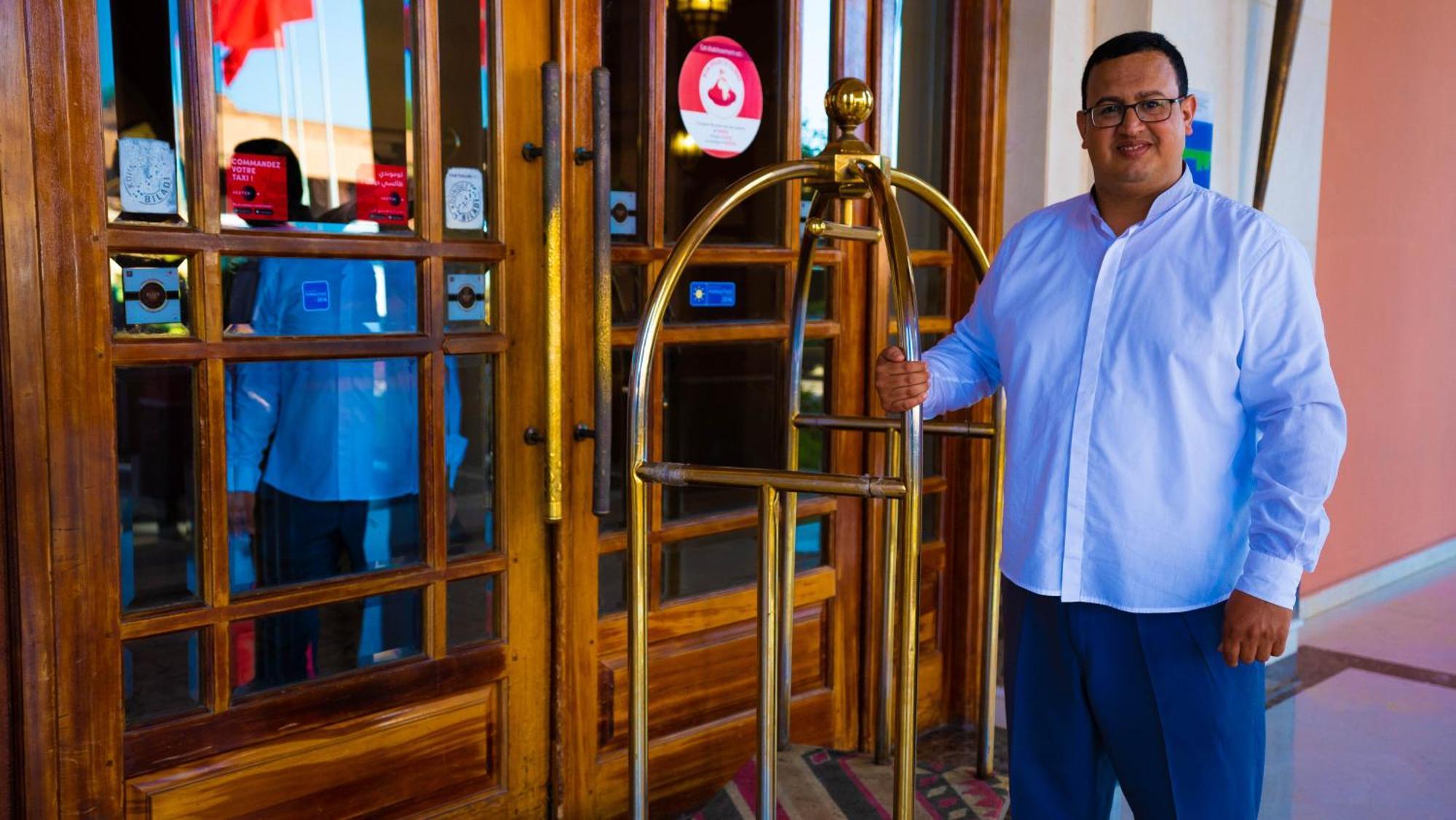 Palm Plaza Marrakech Hotel Marrakesh Ngoại thất bức ảnh A bellboy at the entrance of a hotel